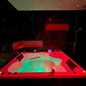Appartement Spicy - Proche Et Cannes - Jacuzzi Privatif - Piscine Vue, Villeneuve-Loubet